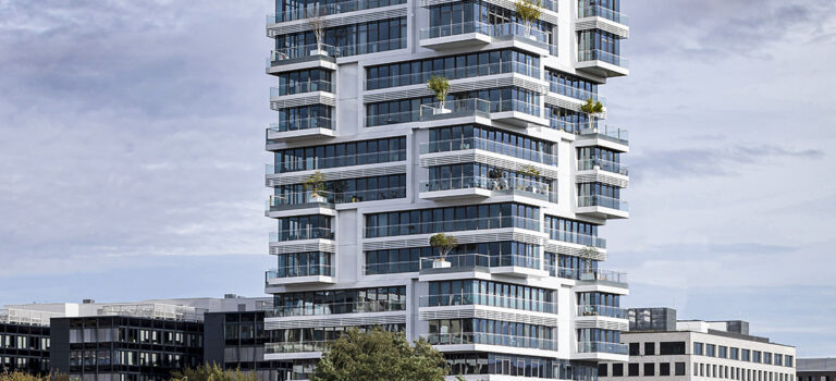 Büro- und Wohnturm an der Spree